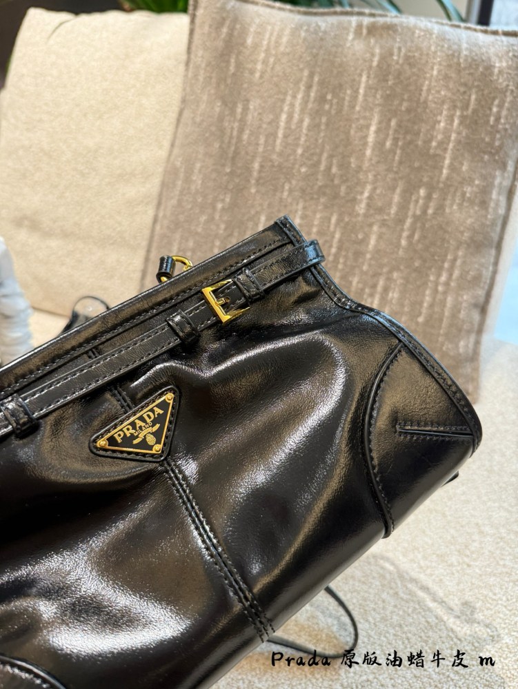 P300p320p340 comes with a box
When Prada's designers quietly ignite the design circle
This season's Prada has been planted by sweet potato bloggers with a soft lux, long handled tote, and oil wax leather women's bag.
At this point, Prada discovered a...