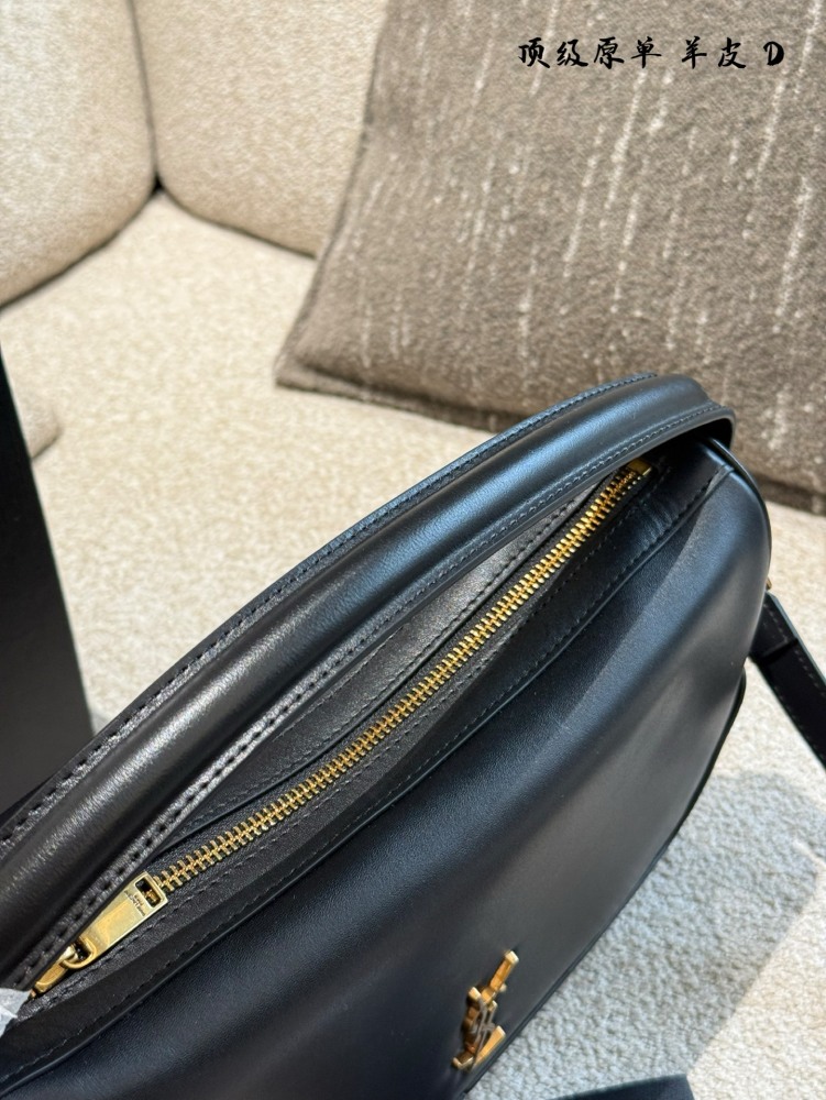 YSL sheepskin p370
Camera Supply bag_ Lunch box bag
This handbag is a spacious shoulder bag with a cowhide leather base and a soft body. Made of Napa cowhide leather, with zipper closure, this hammock features a stylish design that looks great on bot...