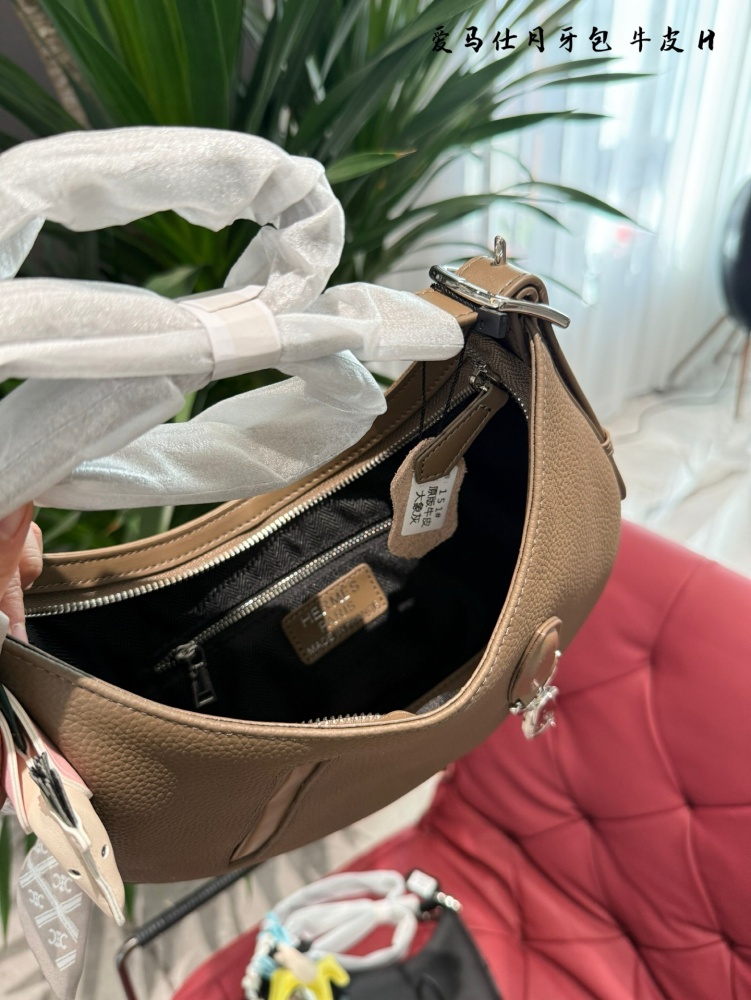 Hermes Moon Tooth Pack p305
Arcon back I can't come down from above
A package that does not require distribution
Capacity can
Can be worn on one shoulder, diagonally, or under the armpit
Even the price is cheaper than neighboring Grandma Xiang, what ...