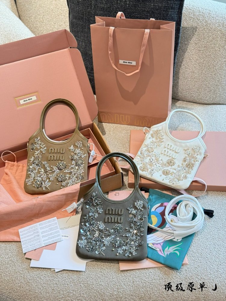 p420
Miu Miu canvas ivy, no one can resist its beauty
Miumiu Handmade Bead Series
The actual product is too dazzling. 15 × 20 pictures, complete packaging