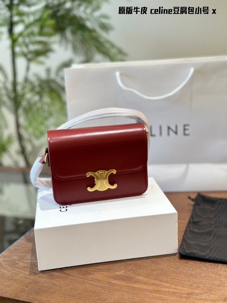 Original version x
Celine Triumphal Arch Tofu Bun
The meaning of 'Chong' is also to collect fragrance
The armpit bag of the Arc de Triomphe has a much larger capacity than imagined
Daily back is completely enough
Black is never wrong - it can be worn...