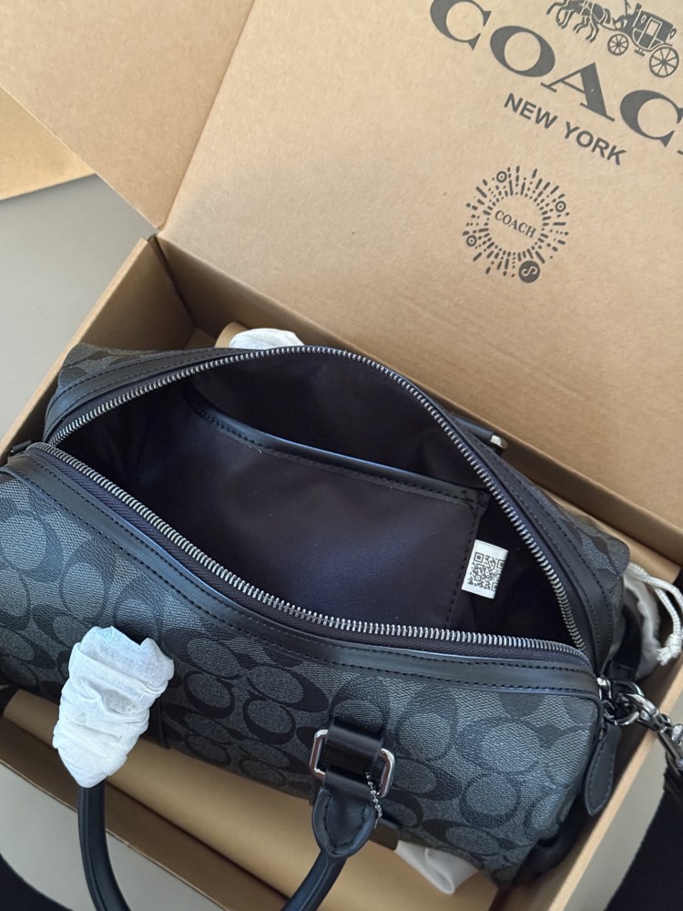265 box
size：28*17cm
COACH | Falling in Love with a Male Boston | Venture Premium Grey
What are you still worried about getting for 520?
Advanced graphite gray exudes a sense of sophistication
C's classic, fashionable and atmospheric pillow bag
A v...