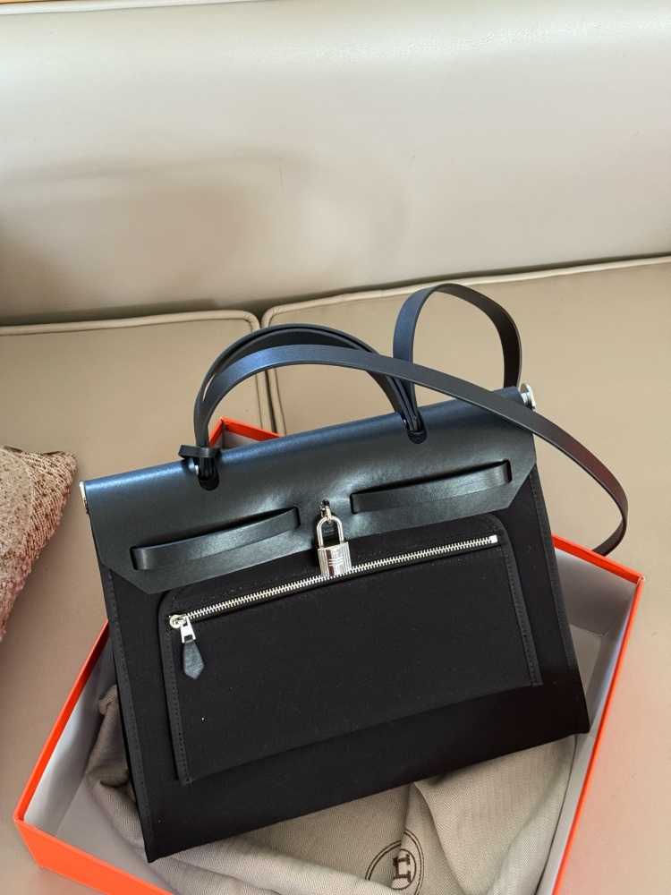 255 boxes
size：31*26cm
Hermes handbag
Canvas shopping bag ?
A bag that is easy to pack in physical form
Recently, I have been carrying my back while traveling
There is texture! Super advanced!
Its capacity is very friendly