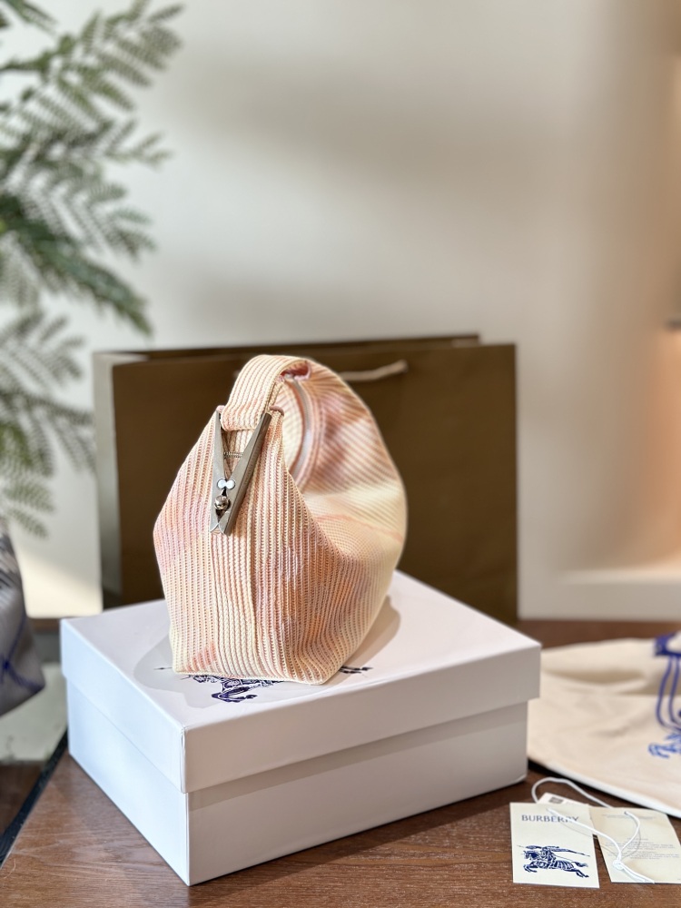 p270
Burberry's latest bag, PEG series handbag+
National Soft Stand up Bag, knitted in Italy,
Decorate Burberry plaid. Lightweight texture, adopting an unlined design; The hem style buckle is engraved with the Burberry logo, making it easy to secure ...