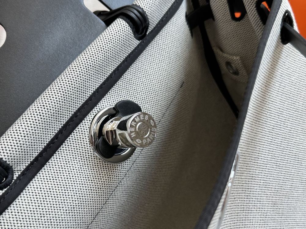 290 boxes
size：31*26cm
Hermes handbag
Canvas shopping bag ?
A bag that is easy to pack in physical form
Recently, I have been carrying my back while traveling
There is texture! Super advanced!
Its capacity is very friendly ..