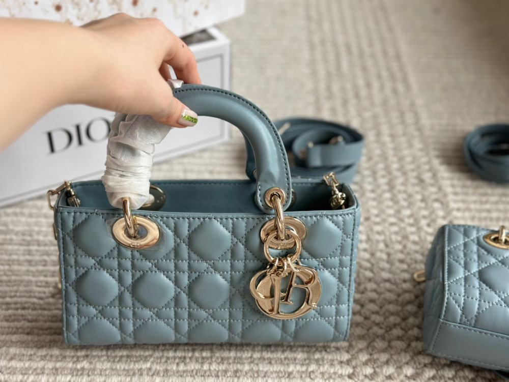 、
Dior lady's new long style haze blue full set packaging
Dior's all-new D-joy is making a strong comeback, with the rhythm of a big hit. The bag comes with two shoulder straps and multiple back styles, making the upper body both beautiful and styl...