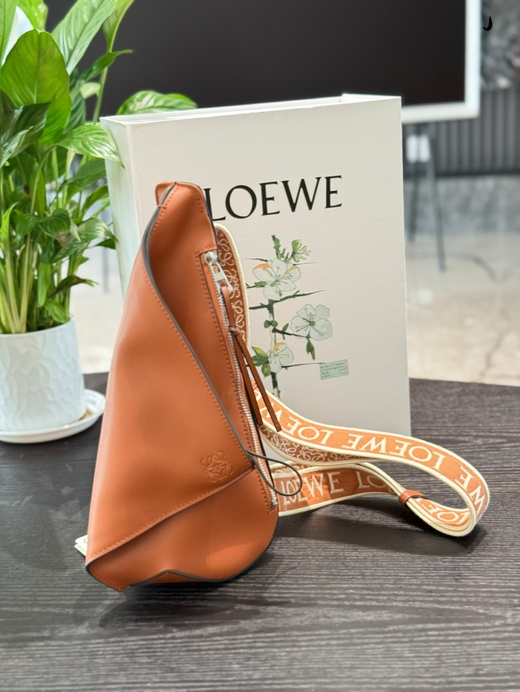 p339
LOEWE new men's shoulder bag Anton Sling
LOEWE Anton sling shoulder bag
The unique triangular bamboo shoot bag shape makes the needle look better on the chest and back than on the body and back. The outer layer is handmade from French grain calf...