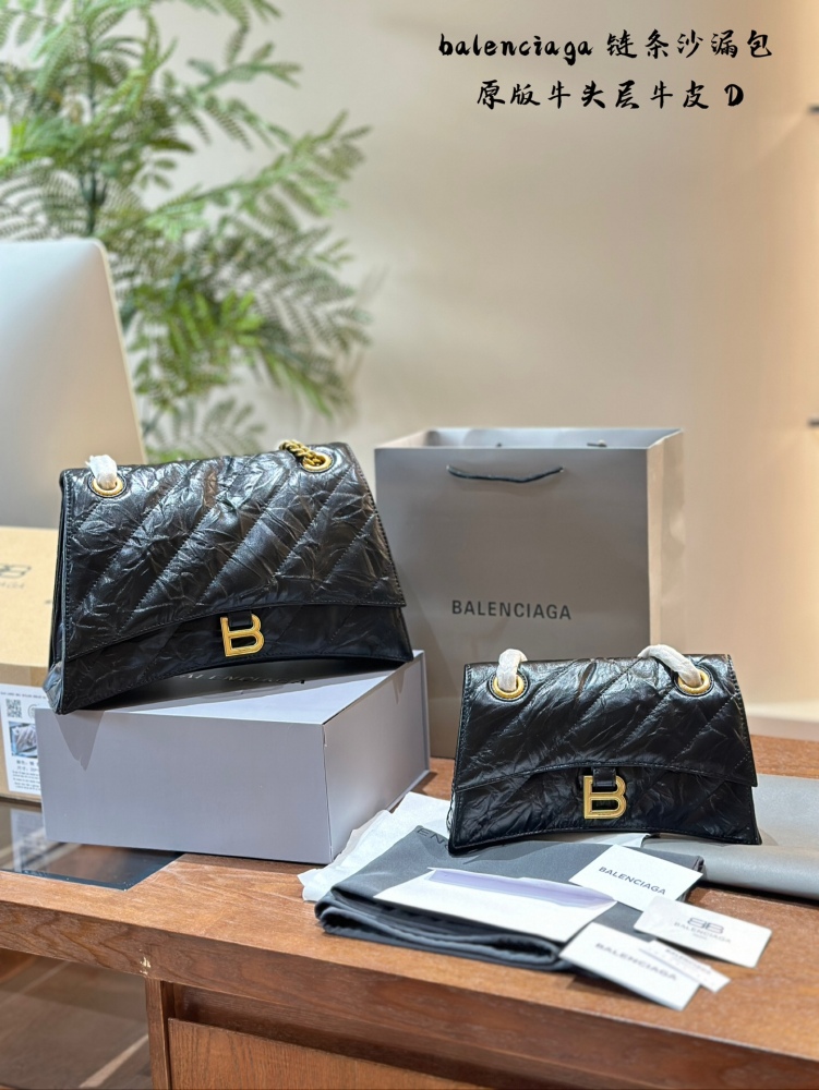 Balenciaga hourglass bag p350p400
From the perspective of value preservation, I chose a hard hourglass bag and tried it on. I feel that soft cowhide is more suitable for me. 1. The bag can hold change inside, and there are many compartments that are ...