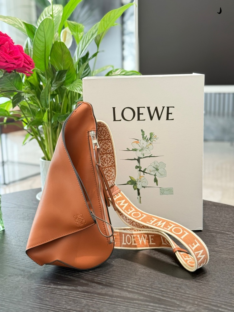 p339
LOEWE new men's shoulder bag Anton Sling
LOEWE Anton sling shoulder bag
The unique triangular bamboo shoot bag shape makes the needle look better on the chest and back than on the body and back. The outer layer is handmade from French grain calf...