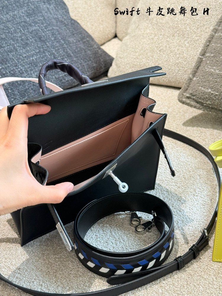 P370 double shoulder straps
Why is Hermes Dance Bag so popular? Why is Hermes Danse so popular?
I have been a huge fan of this bag lately. I can easily take it for daily wear without feeling too forceful. It not only has a high appearance value, but ...