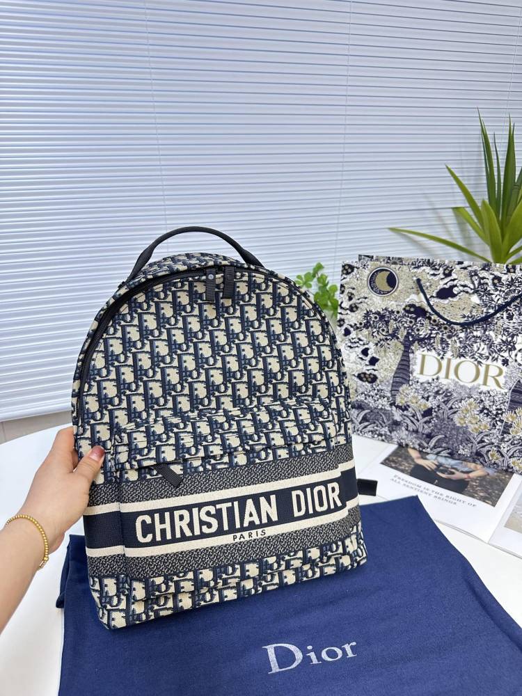 Dior letter canvas bag with cowhide, perfect for both men and women in spring and summer retro style. This bag hits the heart with just one glance, featuring a neutral blue herringbone embroidery and old flower waterproof technology fabric. Dior's co...