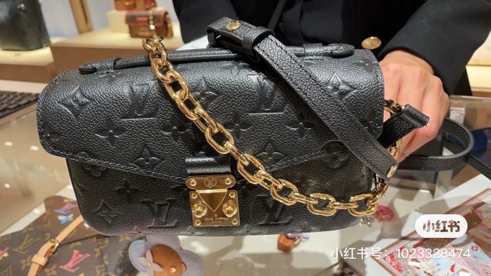LV black genuine leather small mailman bag
A versatile LV bag with diverse styles and fashionable designs that are easy to match