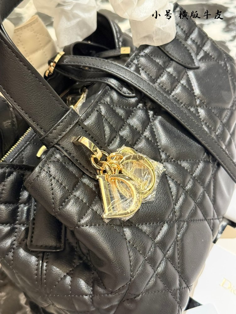 p320
Dior's horizontal indigenous bag is really a summer dish!
Vertical Toujours in Black and Milk Coffee Colors
The texture and appearance are truly exceptional! Wearing a coat or cotton jacket in winter is very suitable. Please help me recommend it...