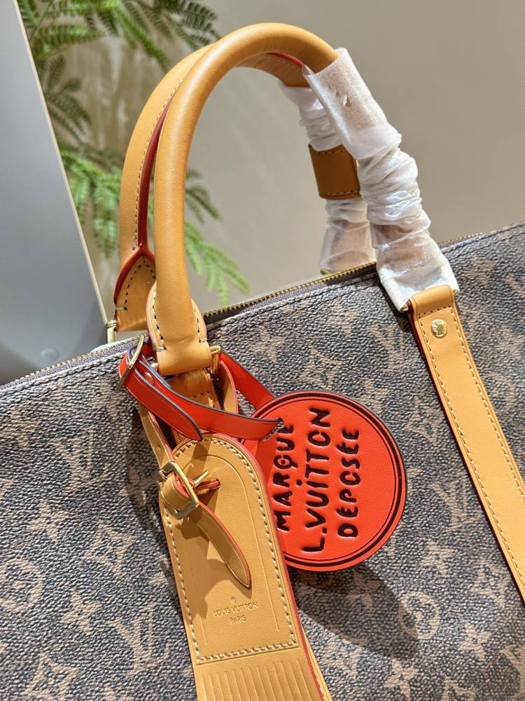 LV new travel p325
Favorite bag for going out # Bag not heavy 50 travel bag with coated canvas | Made of Japanese cowhide leather and metal parts, decorated with tassel leather and exquisite details.
Size: 50x 29x 23cm # Travel bag#