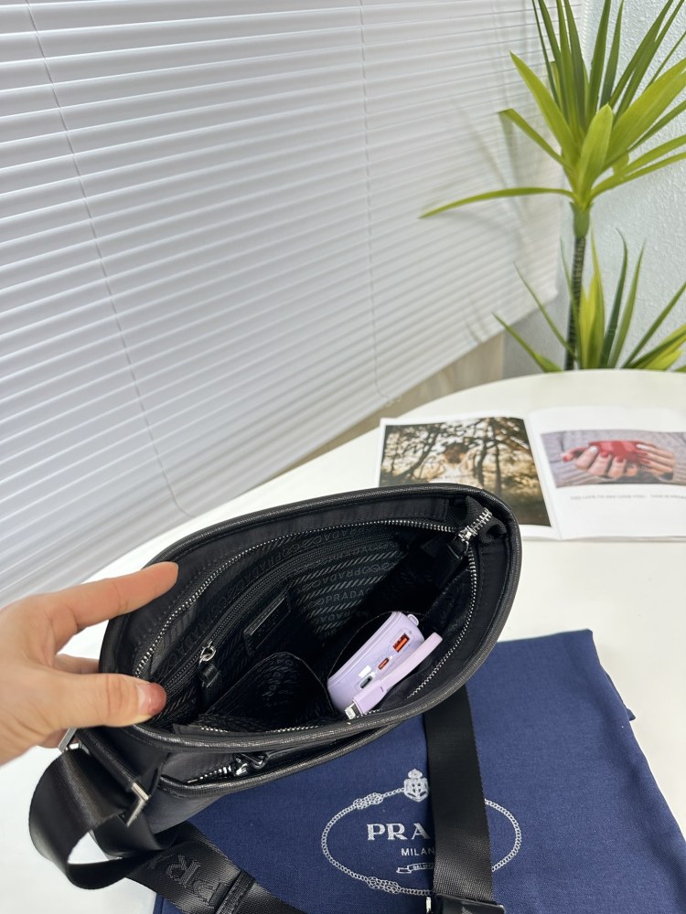 The upgraded version of Prada PRADA's latest single shoulder crossbody bag has been shipped. It is a high-end luxury original board imported waterproof fabric with cross patterned cowhide, luxurious triangular mark hardware, clear logo, and quality t...