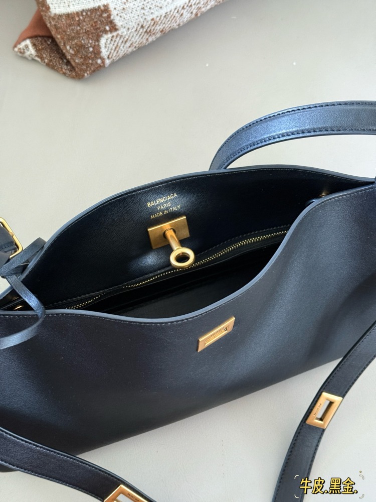 310 box cowhide
size：35*16.5cm
Balenciaga's new Belair armpit bag
Cool and relaxed armpit bag
The feeling of laziness on the upper body is immediately felt
I really like this convenient and cool super practical big bag!