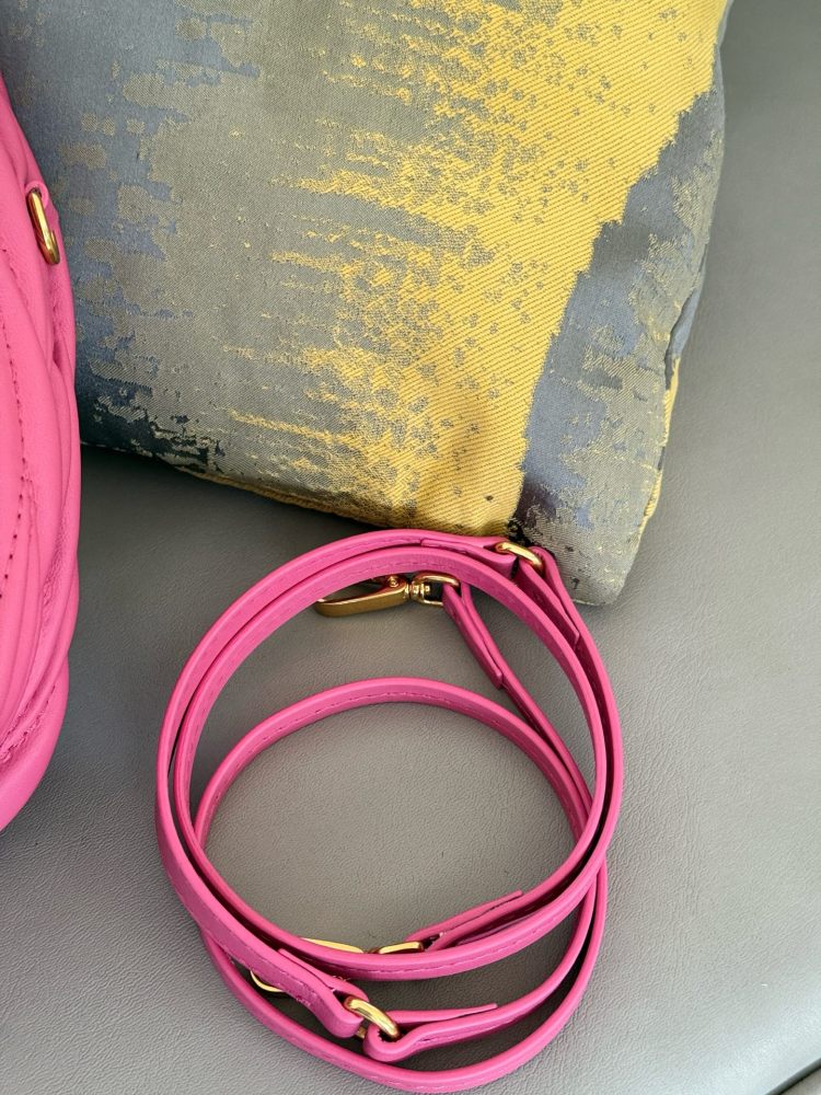 220 boxes
size：22*11cm
MiuMiu girl who can be cool and cute
Miumiu wander bag
Easy to match, can handle any style
The material is very soft
The capacity is also very good
Retro and playful hobo bag shape
It's a bag that I've been taking out almost ...