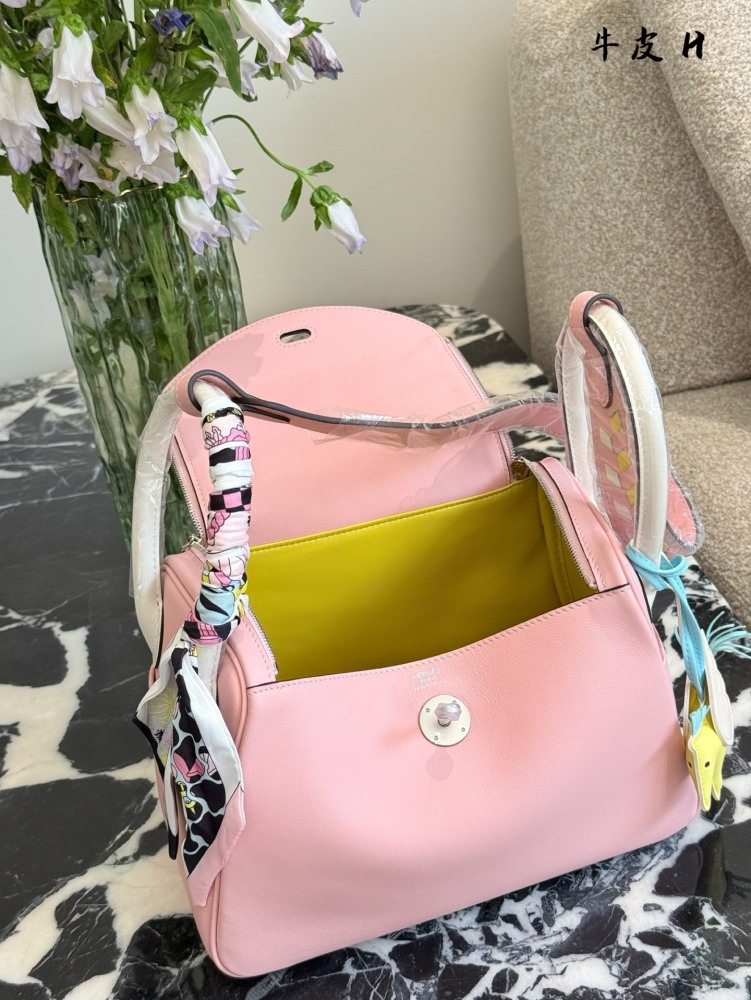 p410
Lindy has a lazy and casual nature. Loving her sisters, she really needs to see this advanced, clean and healing color. 0% lindy26 with silver clasp is really healing. The whole blue bag has a feeling of blue sea legend, grand and dazzling~
Make...