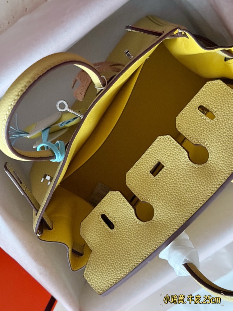 325 345 with complete packaging
size：25cm/30cm
The season for carrying platinum bags has arrived
Bk25 Original Quality ??
Hermes | Birkin 25 Lychee patterned cowhide
That's really amazing, it's both salty and sweet
A stunningly beautiful birkin...