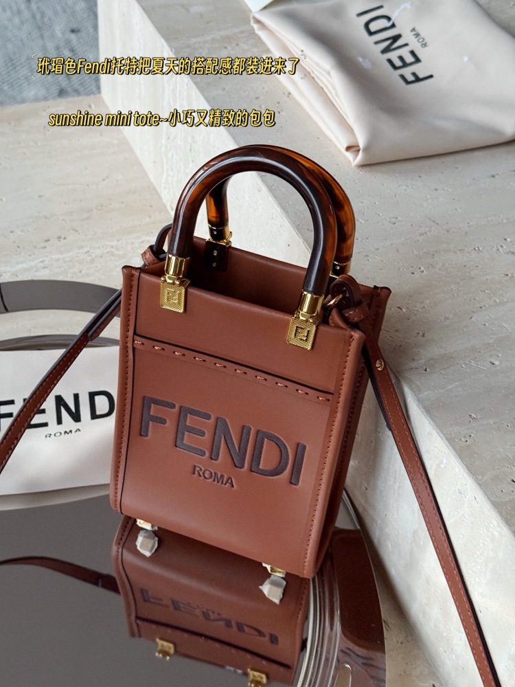 225 boxes
size：13*18cm
Exquisite small bag
FENDI Super Hot F Home
sunshine mini tote~
A small and exquisite bag
Classic retro style, fashionable and durable!