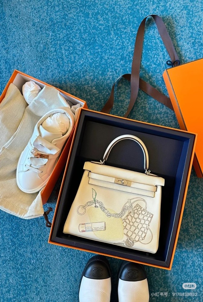 Limited edition painted bag
Hermes Kelly 25 in and out limited edition painted cream silver buckle swift leather