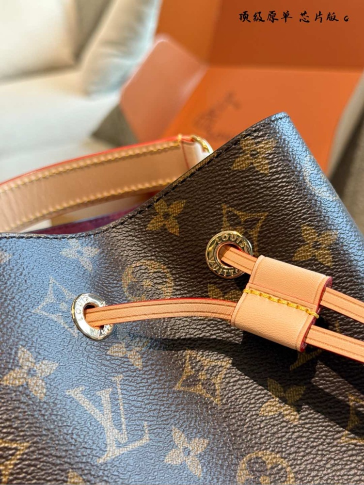 p340
Lv One Second Get Fairy Sister Same Version V
LV speedy nano t+from a fashion perspective As mentioned above, it meets everyone's aesthetic preferences, being lightweight, durable, and super capable of carrying a minimalist body that is suitable...