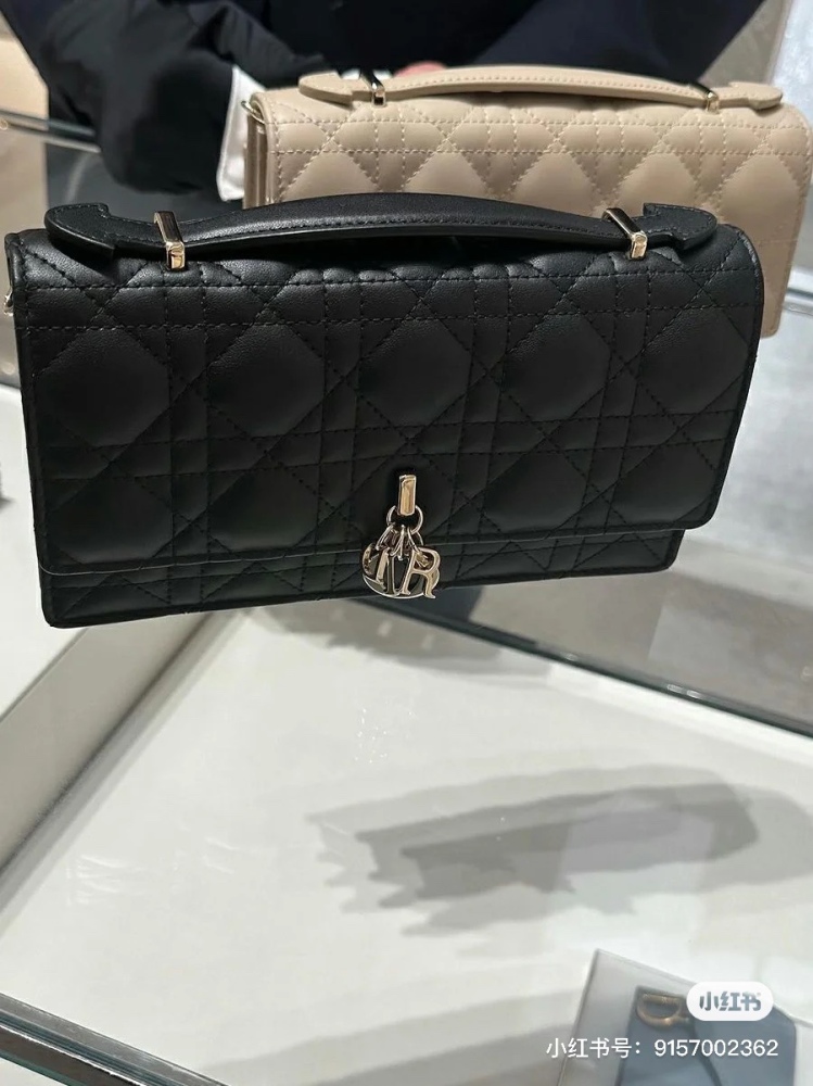 Lady Dior phone case
The small chain is very beautiful and can be slung over one shoulder. It cannot be adjusted and can hold a phone, lipstick, napkins, car keys~# dior # dior2024