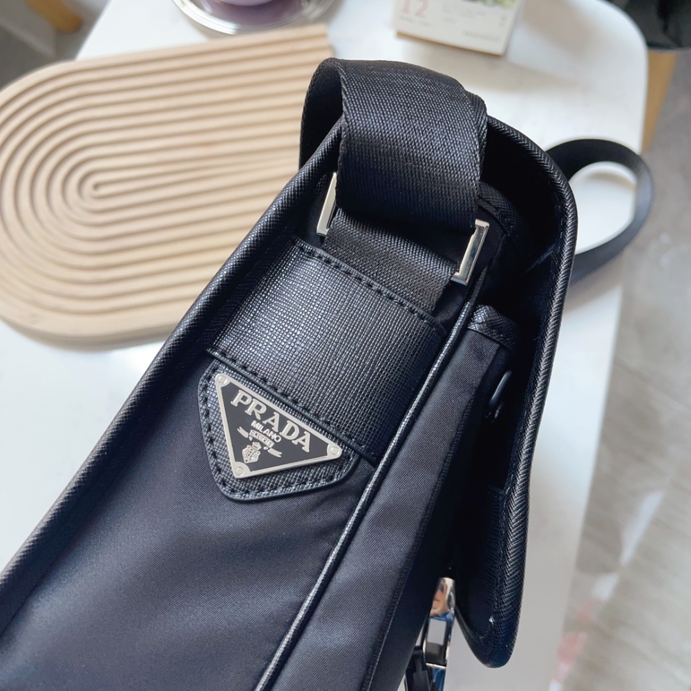 PRADA's latest single shoulder crossbody bag has been shipped. It is a high-end luxury imported waterproof fabric with a cross pattern head layer cowhide. The luxurious triangle mark hardware has a clear logo, and the quality is absolutely comparable...