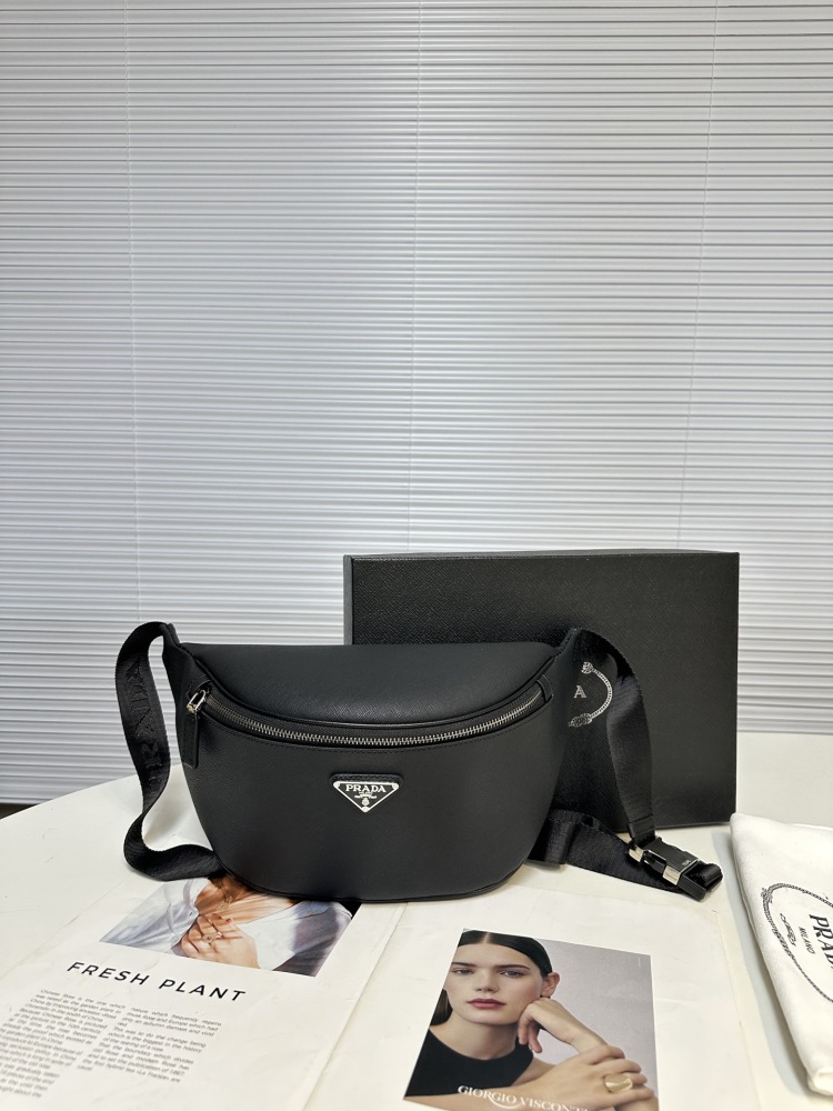 The latest Prada cross chest bag/waist pack! PVC model 2VH033 classic and versatile! Super textured and comfortable to the touch, with meticulous workmanship. Made of Taiwanese fabric, it is definitely a bag with a very high sex ratio, inheriting the...