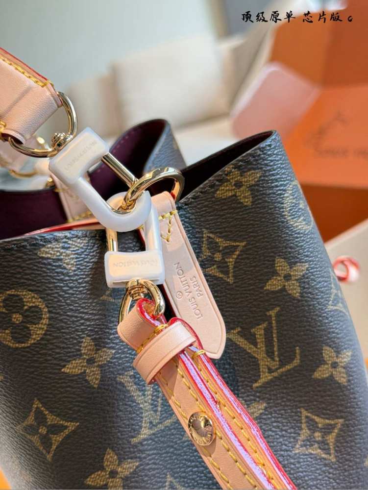 p340
Lv One Second Get Fairy Sister Same Version V
LV speedy nano t+from a fashion perspective As mentioned above, it meets everyone's aesthetic preferences, being lightweight, durable, and super capable of carrying a minimalist body that is suitable...