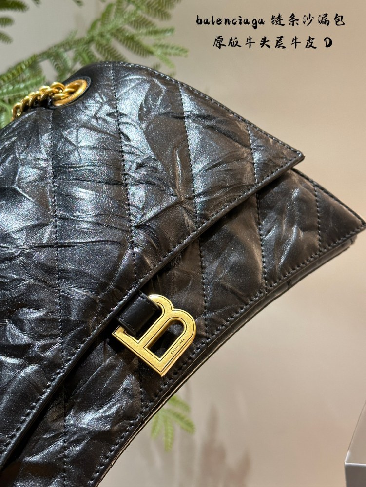 Balenciaga hourglass bag p350p400
From the perspective of value preservation, I chose a hard hourglass bag and tried it on. I feel that soft cowhide is more suitable for me. 1. The bag can hold change inside, and there are many compartments that are ...