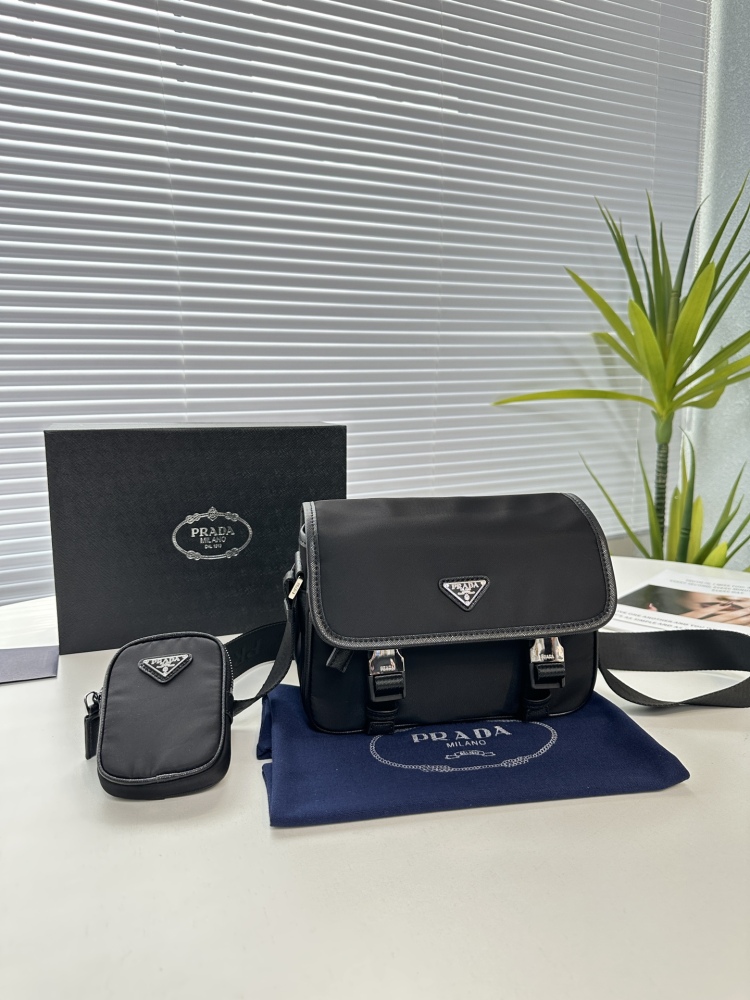 Upgraded Prada PRADA's latest single shoulder crossbody bag and mailman bag are now available for shipment. The high-end luxury original board is made of imported waterproof fabric with cross patterned cowhide, and the luxurious triangle mark hardwar...