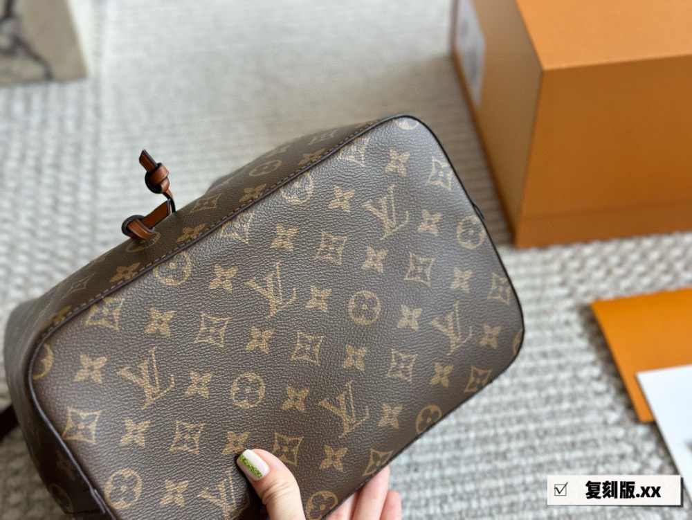 225 boxes
High quality daily recommendation
L Home Bucket Bag Noe Bucket
This water bucket has a soft texture
Size: 26cm
Cross shoulder/single shoulder is more comfortable
Search for Lv bucket bag