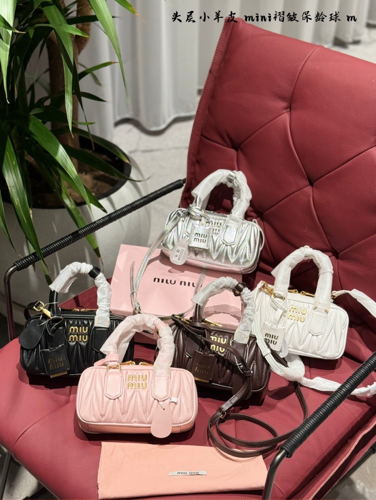 p290 mini
Miumiu Fold Bowling Mini Exquisite and Stylish
Miumiu pleated bowling is very popular and highly sought after by many celebrities, especially the mini. It is very exquisite and beautiful, and making a dinner bag for parties is a great choic...