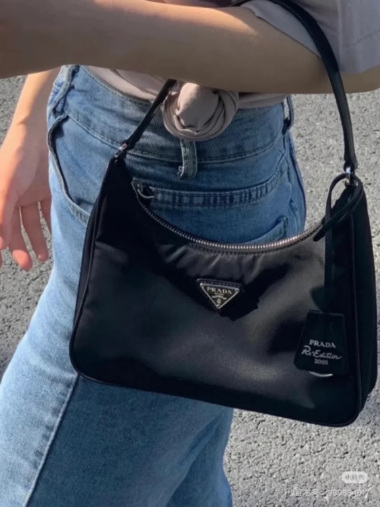 Prada Hobo 2005 Black Leather Spliced Underarm Bag
Prada's popularity lies solely in a Hobo handbag, amidst the retro trend of recent years.
This bag from the 1990s has returned to the fashion circle, coupled with the continuous street shooting bombi...