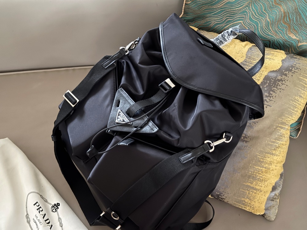 270 without box
size：37*46cm
Prada Nylon Backpack
24-hour fashion show!
Can be carried on both shoulders or one shoulder!
The simple layout and large storage space make it easy to accommodate laptop files, and the details are perfect