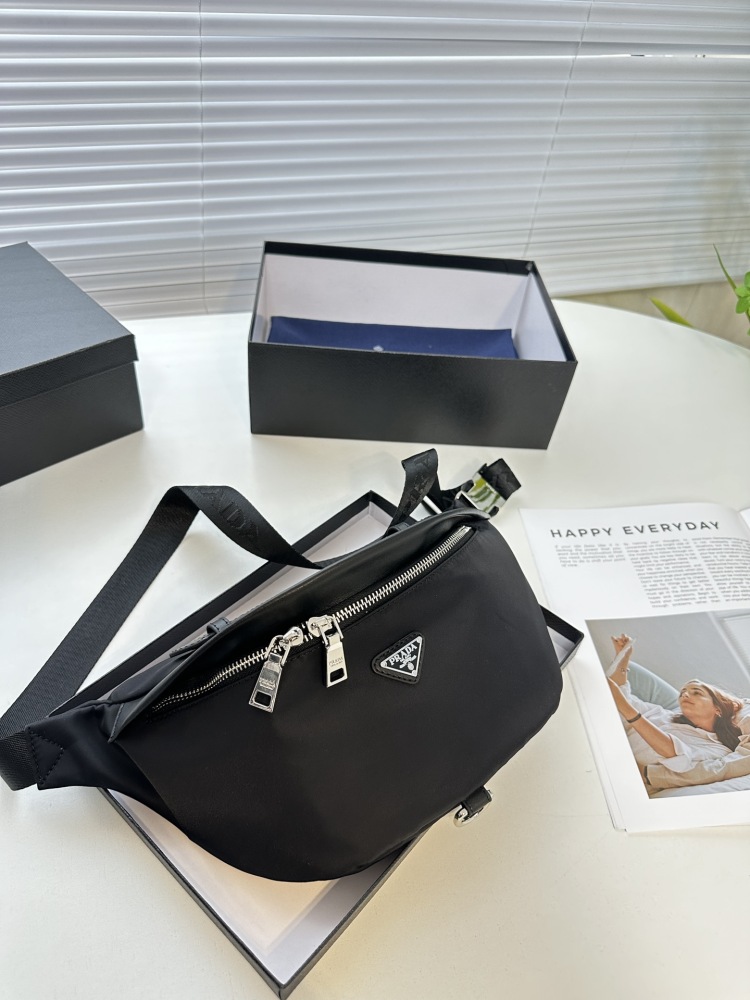 The latest Prada cross chest bag/waist pack! Model 2VH938 classic and versatile! Super textured and comfortable to the touch, with meticulous workmanship. Made of Taiwanese fabric, it is definitely a bag with a very high sex ratio, inheriting the cla...