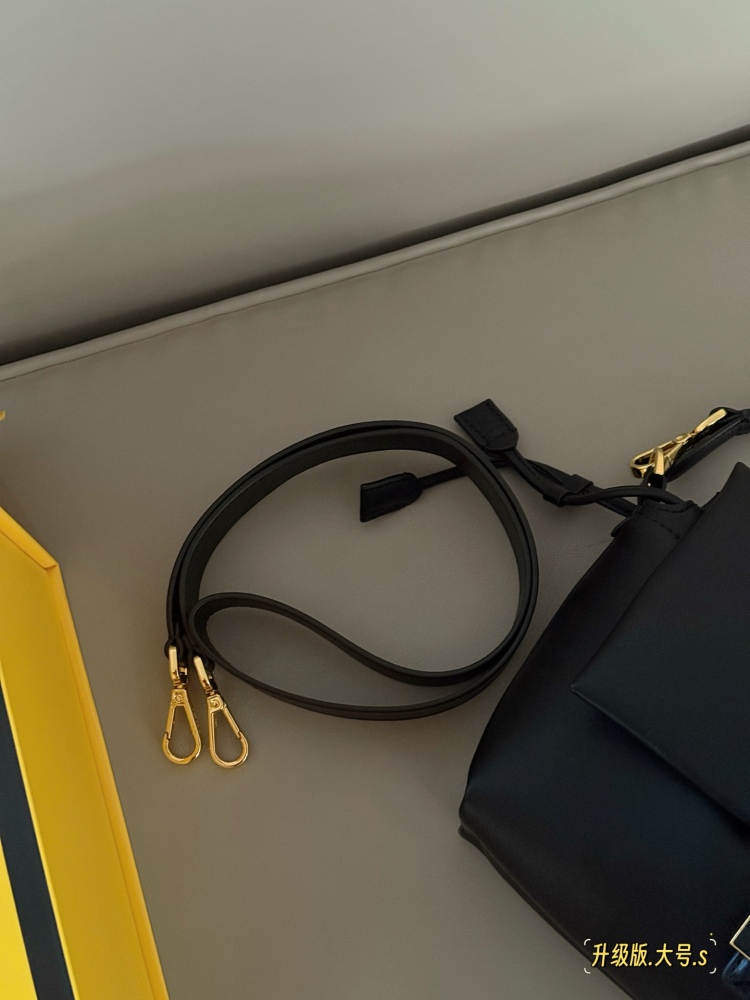 250 265 box upgrade version
Size: 16 * 13cm (small)
26.5 * 18cm (large)
The latest series Mama Baguette has truly been designed to the hearts of fairies!
Fendi's latest magic wand
Fresh and elegant!
