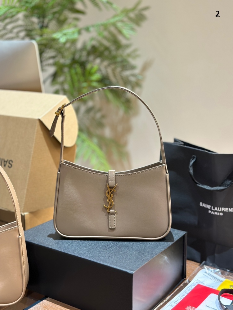 p230
Saint Laurent YSLLE5A7 black gold logo bag with hook and loop closure design
Size 23x16x6.5 centimeters, simple and low-key bag shape, huge beauty and versatility on the upper body, super revealing temperament