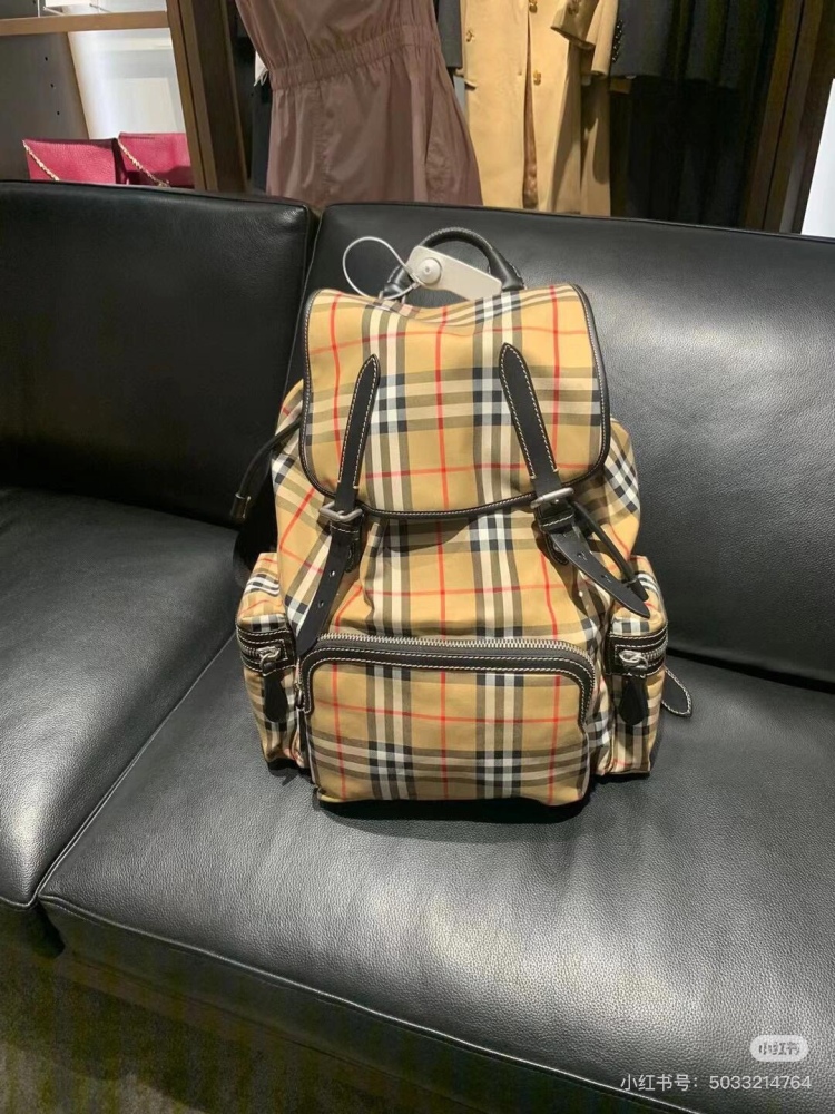 Burberry! I have learned the charm of Burberry's checkered shoulders, the god of atmosphere in ancient Greece
I love this college atmosphere full of atmosphere
Versatile and error free
Classics can always withstand the test of time