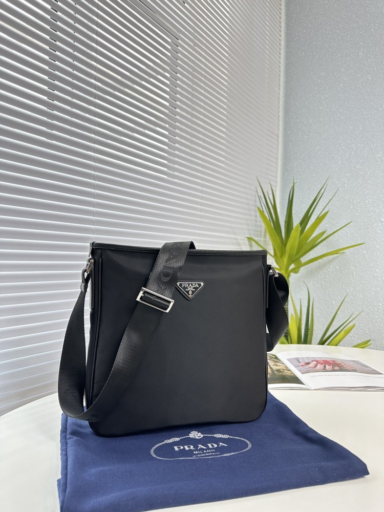 The upgraded version of Prada PRADA's latest single shoulder crossbody bag has been shipped. It is a high-end luxury original board imported waterproof fabric with cross patterned cowhide, luxurious triangular mark hardware, clear logo, and quality t...