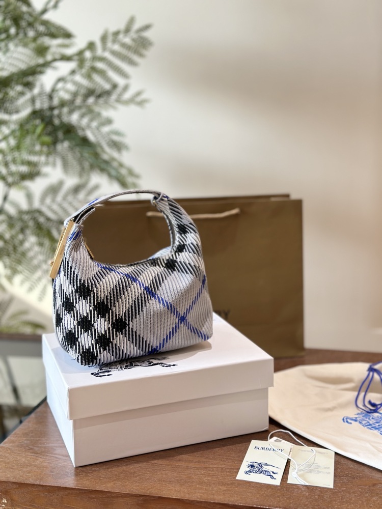 p270
Burberry's latest bag, PEG series handbag+
National Soft Stand up Bag, knitted in Italy,
Decorate Burberry plaid. Lightweight texture, adopting an unlined design; The hem style buckle is engraved with the Burberry logo, making it easy to secure ...