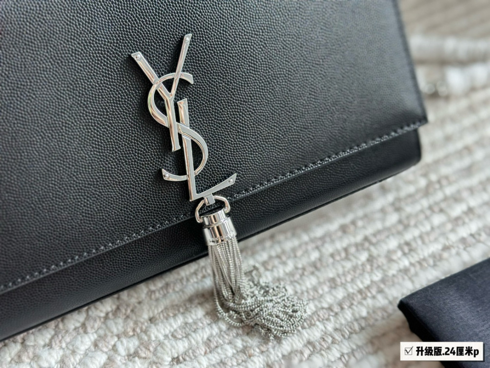 240 box cowhide
Size: 24 15cm (large)
YSL WoC envelope package
kate 
Caviar cowhide looks particularly good in texture! Durable and wear-resistant!
? Crossarm ? Underarm