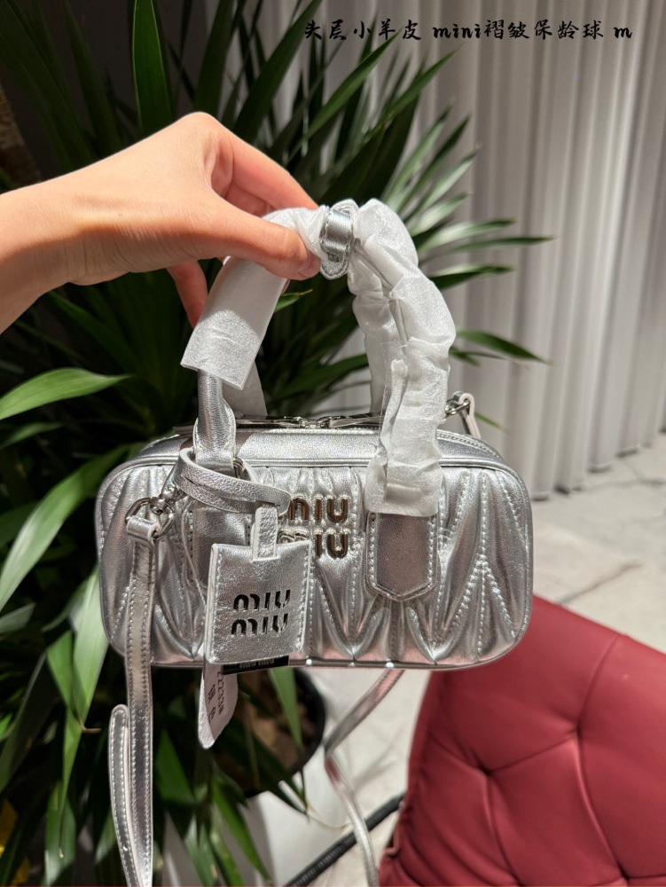 p290 mini
Miumiu Fold Bowling Mini Exquisite and Stylish
Miumiu pleated bowling is very popular and highly sought after by many celebrities, especially the mini. It is very exquisite and beautiful, and making a dinner bag for parties is a great choic...