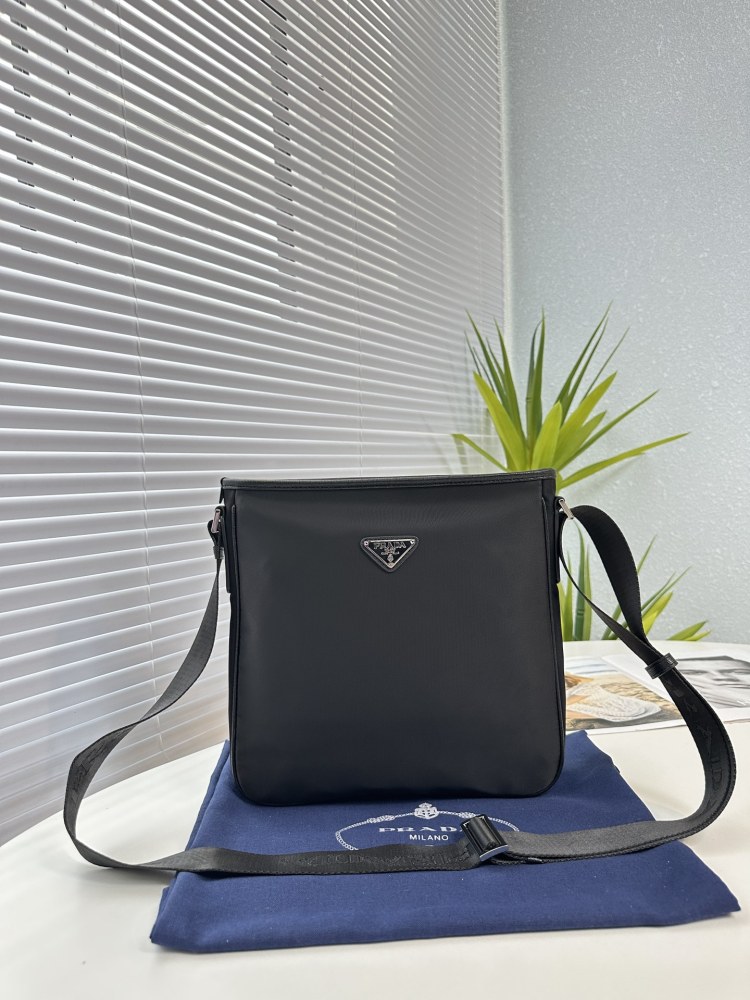 The upgraded version of Prada PRADA's latest single shoulder crossbody bag has been shipped. It is a high-end luxury original board imported waterproof fabric with cross patterned cowhide, luxurious triangular mark hardware, clear logo, and quality t...