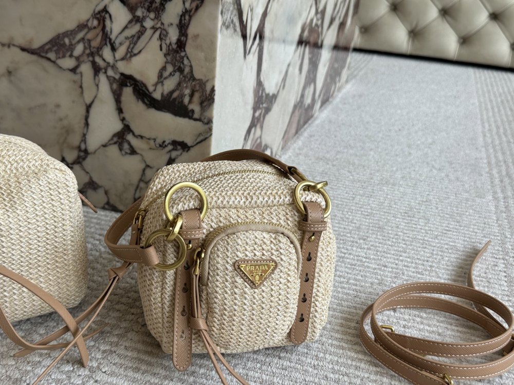 240, 155
size：30 14cm/16 13cm
Prada 2025 Latest Collection
I feel like it's really going to catch fire
Choosing between large and small sizes is difficult
Simple and sophisticated!