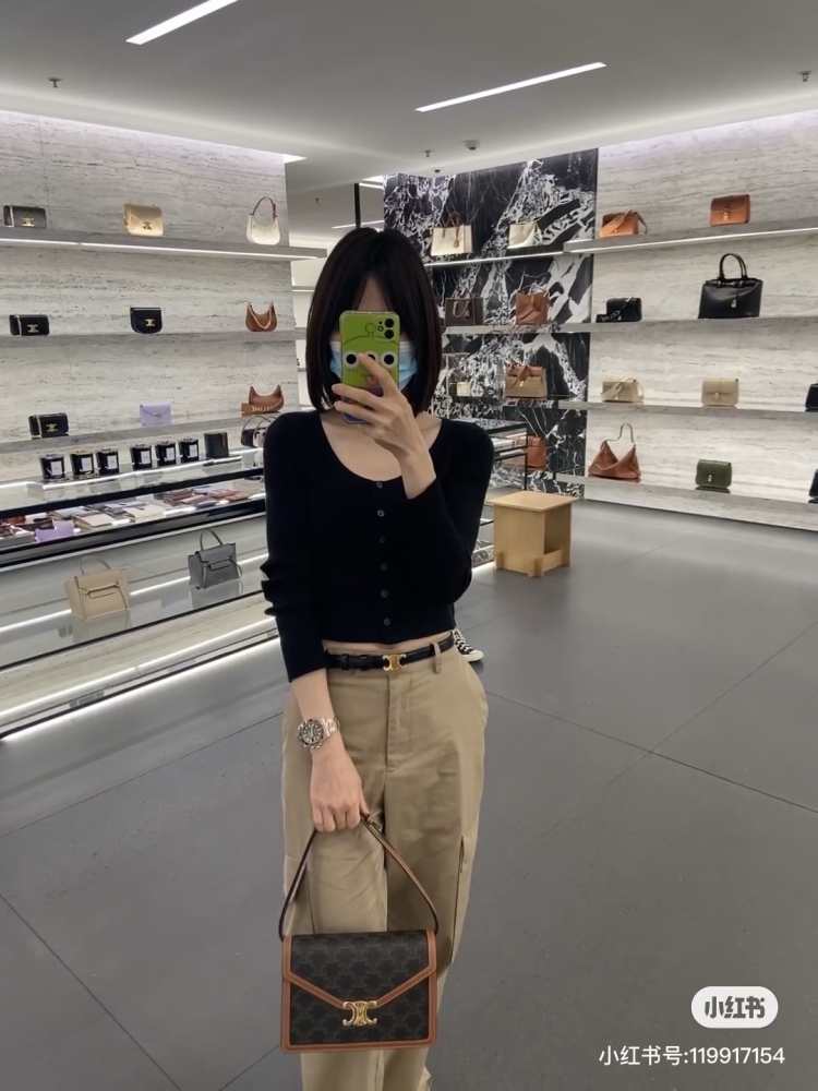 CELINE aging Arc de Triomphe envelope bag, lightweight chain splicing, compact body more suitable for autumn and winter super practical!  To To accommodate larger smartphone models such as Plus, adjustable shoulder strap (50cm) # Celine Woc # Celine ...