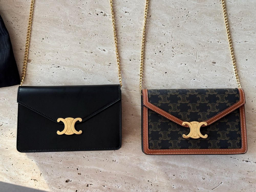 215 boxes
size：20*13cm
CELINE | The cost-effectiveness of the Arc de Triomphe WOC is too high!
The crossbody bag is so beautiful haha!
Breaking the conventional square design, the entire bag shape has been made more obedient~It has a strong academi...