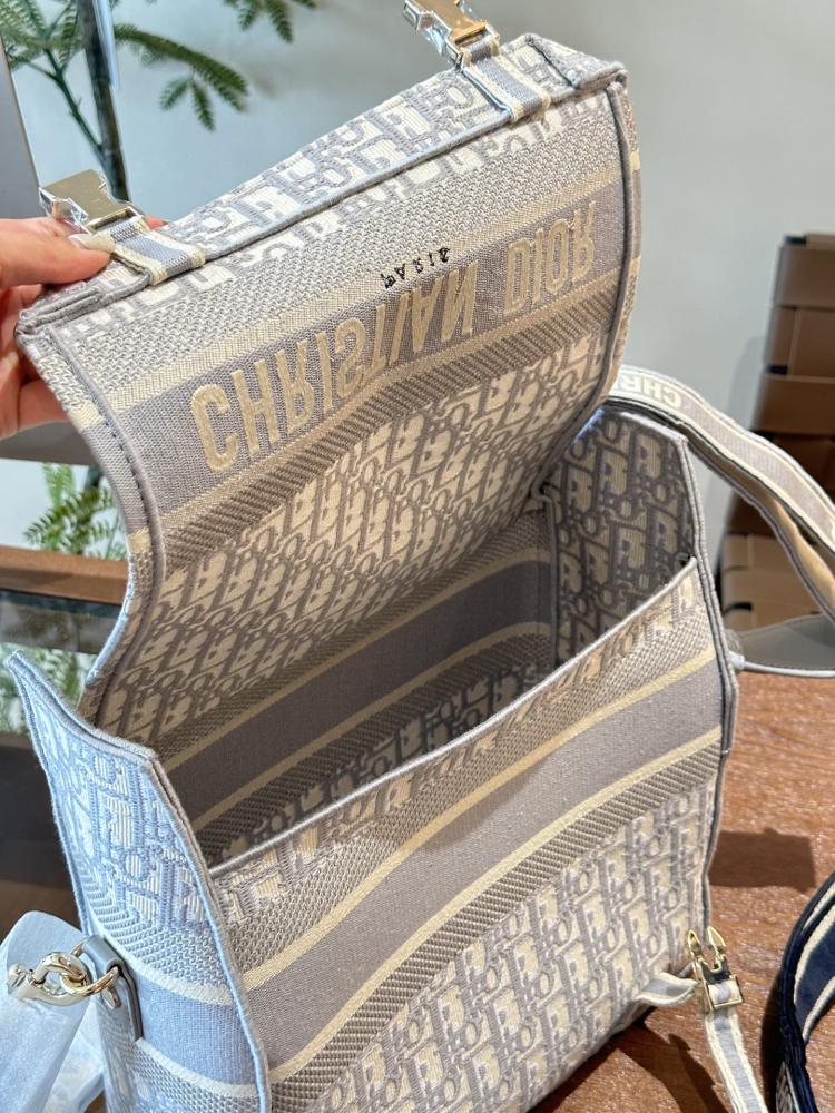 P335 Large
Dior camp mailman bag, casual and exquisite, super tempting ▼
This year's new models are really beautiful
Breaking the traditional definition of "elegance and femininity", it talks about the elegance and beauty of health and vitality
Dio...