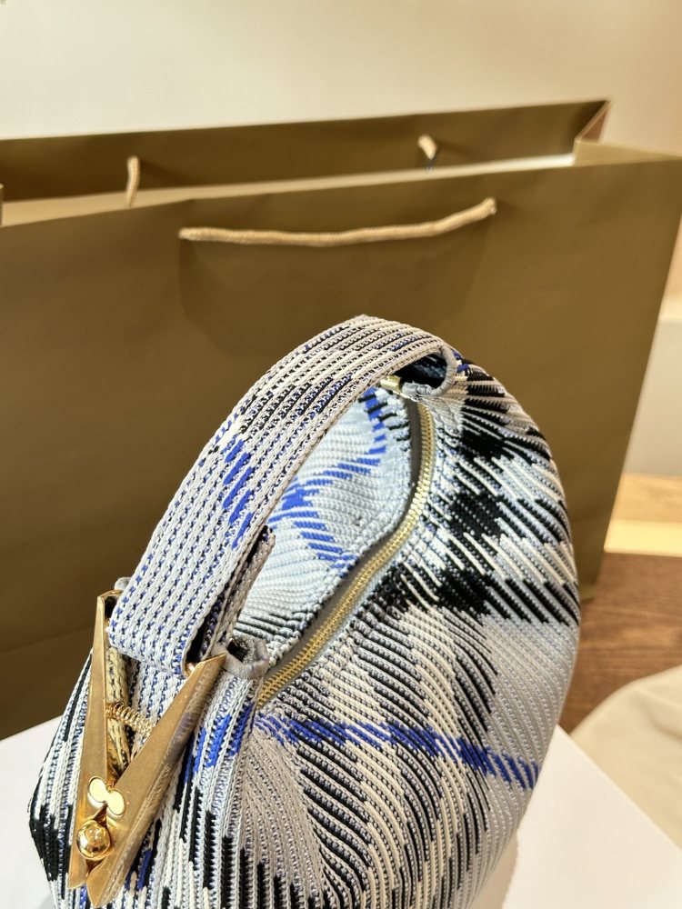 p270
Burberry's latest bag, PEG series handbag+
National Soft Stand up Bag, knitted in Italy,
Decorate Burberry plaid. Lightweight texture, adopting an unlined design; The hem style buckle is engraved with the Burberry logo, making it easy to secure ...